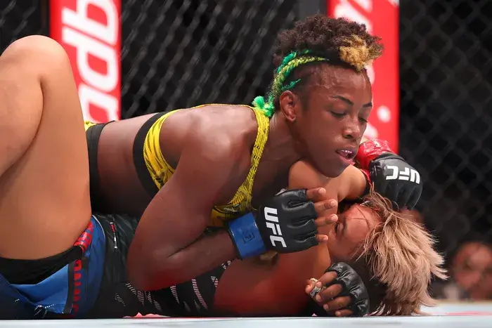 Alexia Thainara mendominasi Loma Lookboonmee lewat kontrol ground di UFC Fight Night 260 di RAC Arena, Perth, Australia, 28 September 2025. (Foto: Paul Kane/Getty Images)