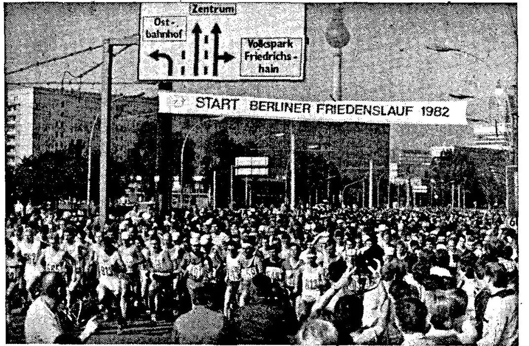 Peserta lomba lari Berliner Friedenslauf 1982 di Berlin Timur siap berlari di bawah spanduk start
