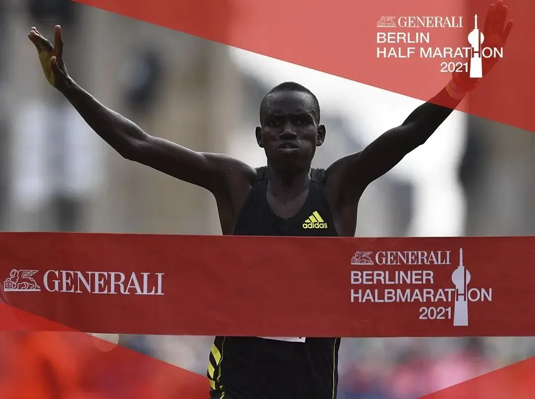 Momen kemenangan di garis finis Berlin Half Marathon Generali 2021