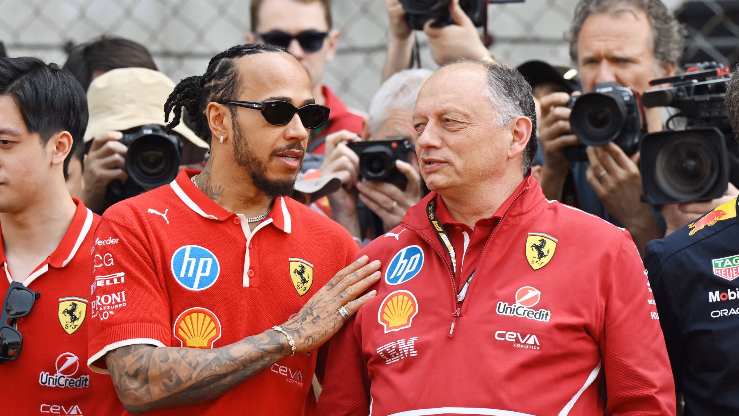 Fred Vasseur dan Lewis Hamilton berbincang di paddock Ferrari pada ajang Formula 1
