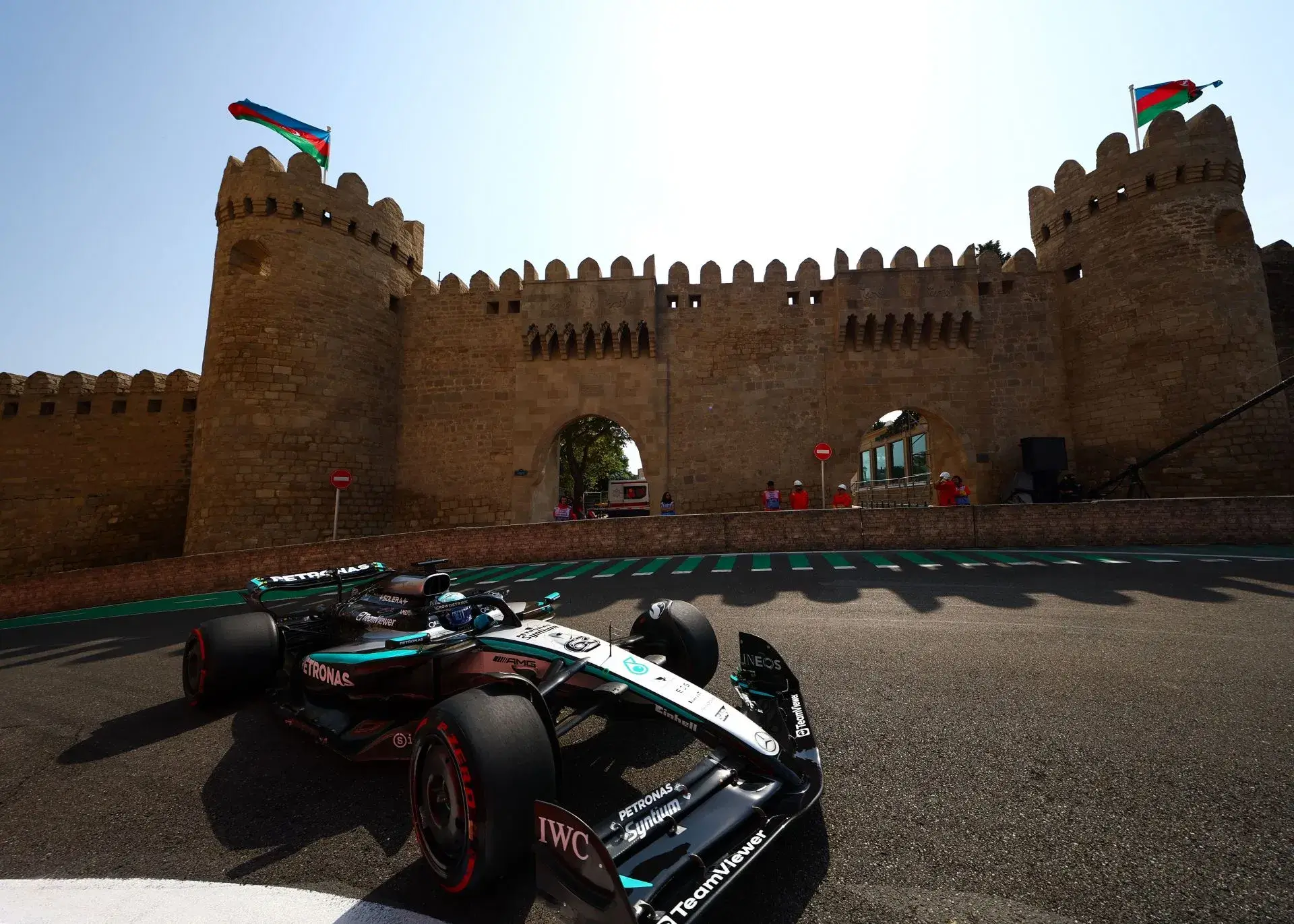 George Russell beraksi di Baku City Circuit dalam sesi FP1 Formula 1 Azerbaijan Grand Prix 2025