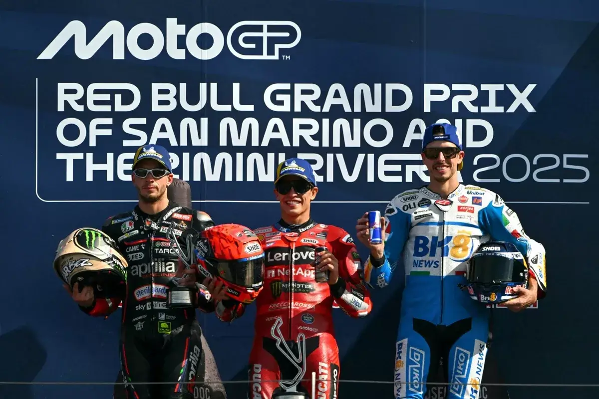 Marc Marquez merayakan kemenangan di podium MotoGP San Marino 2025 bersama Marco Bezzecchi dan Alex Marquez