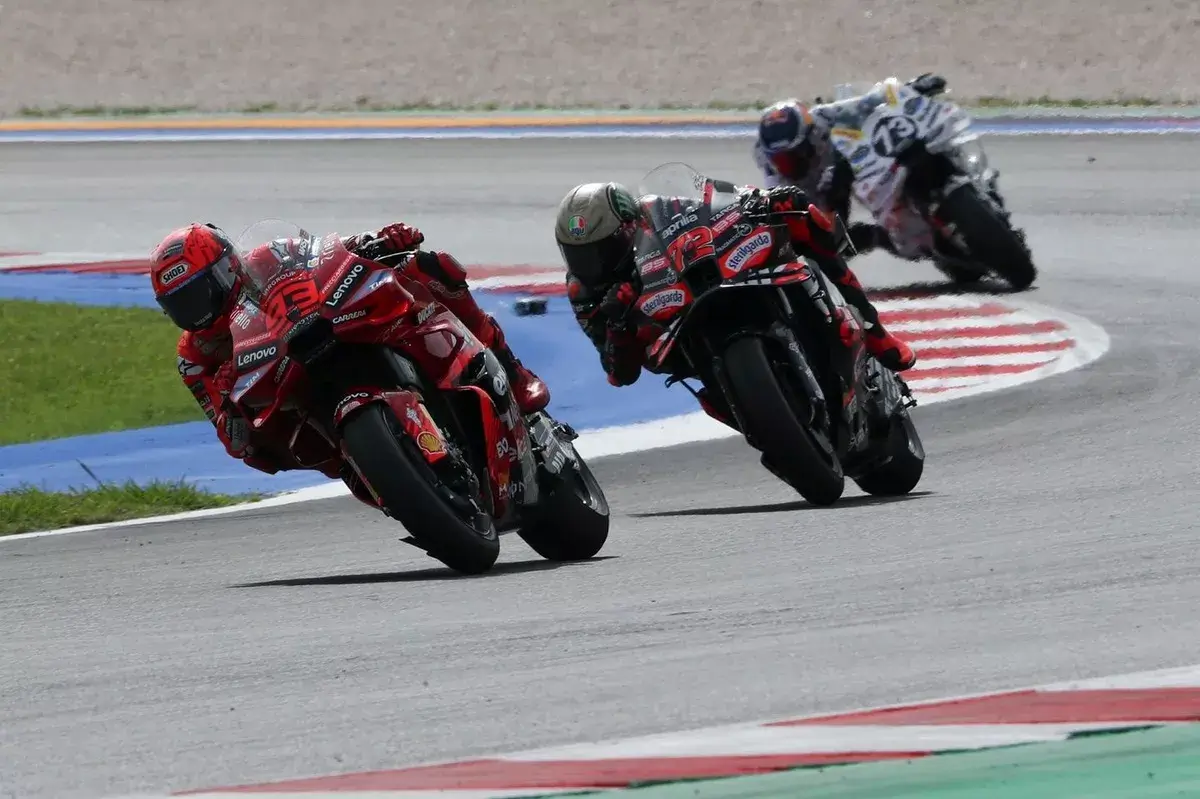 Aksi Marc Marquez bersama Marco Bezzecchi pada MotoGP San Marino 2025