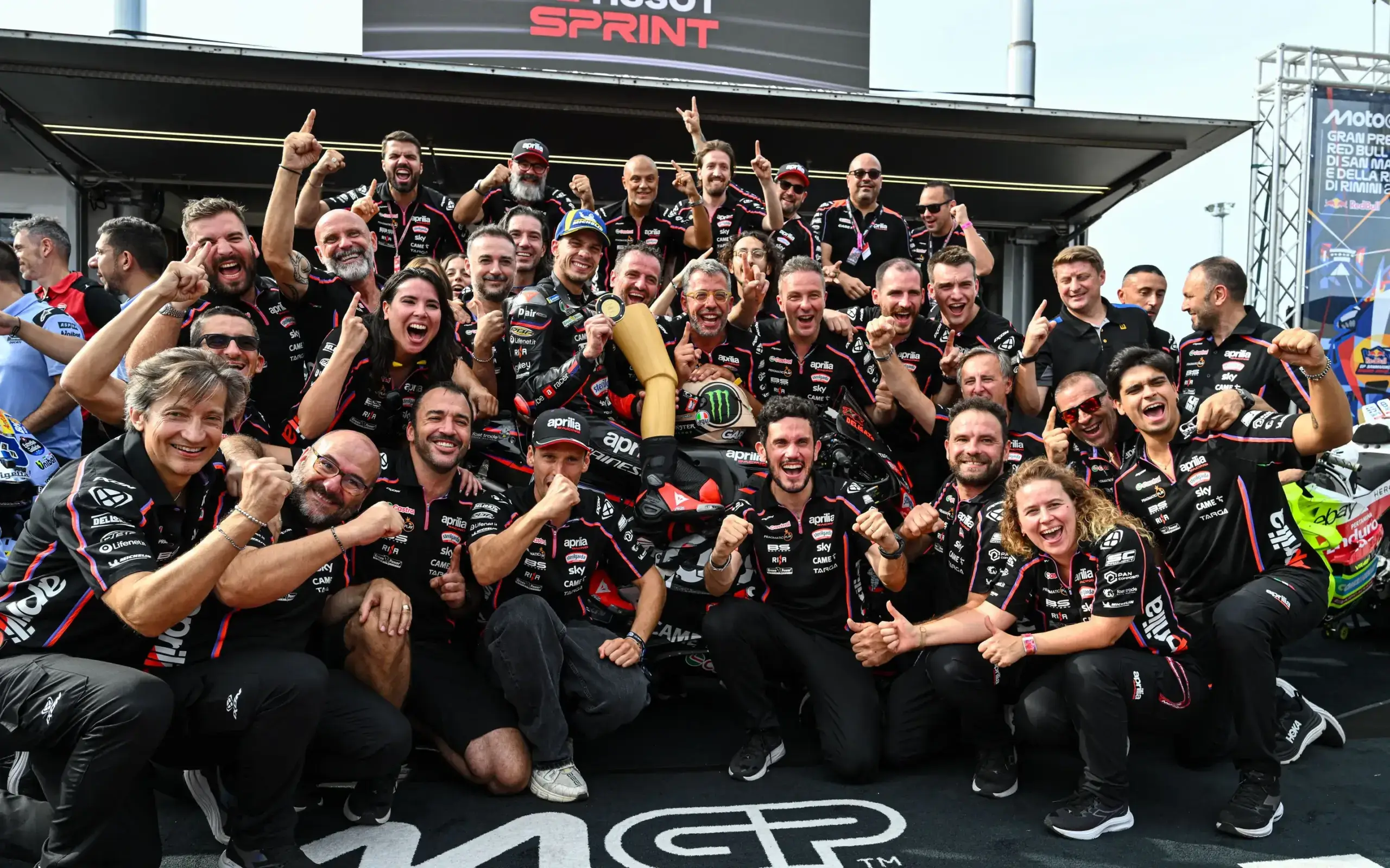 Marco Bezzecchi bersama tim Aprilia merayakan kemenangan di MotoGP San Marino 2025 di Misano