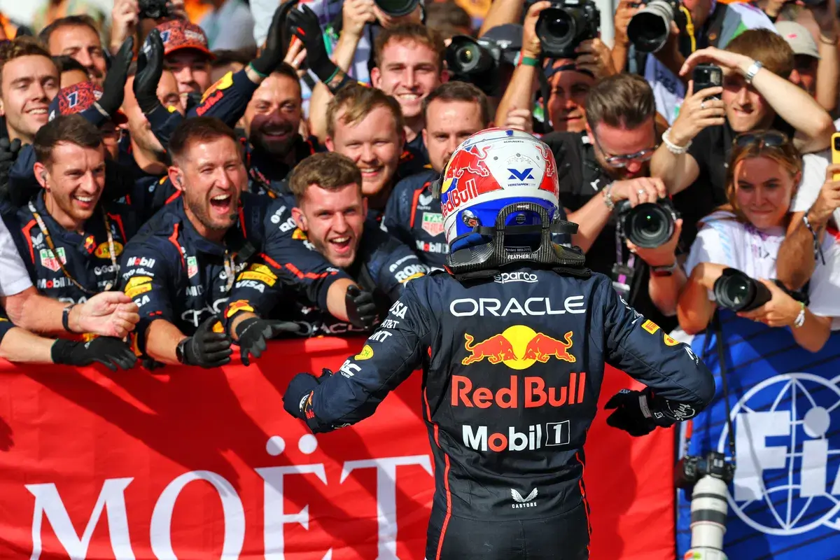 Tim Red Bull Racing menyambut Max Verstappen setelah finis pertama di Formula 1
