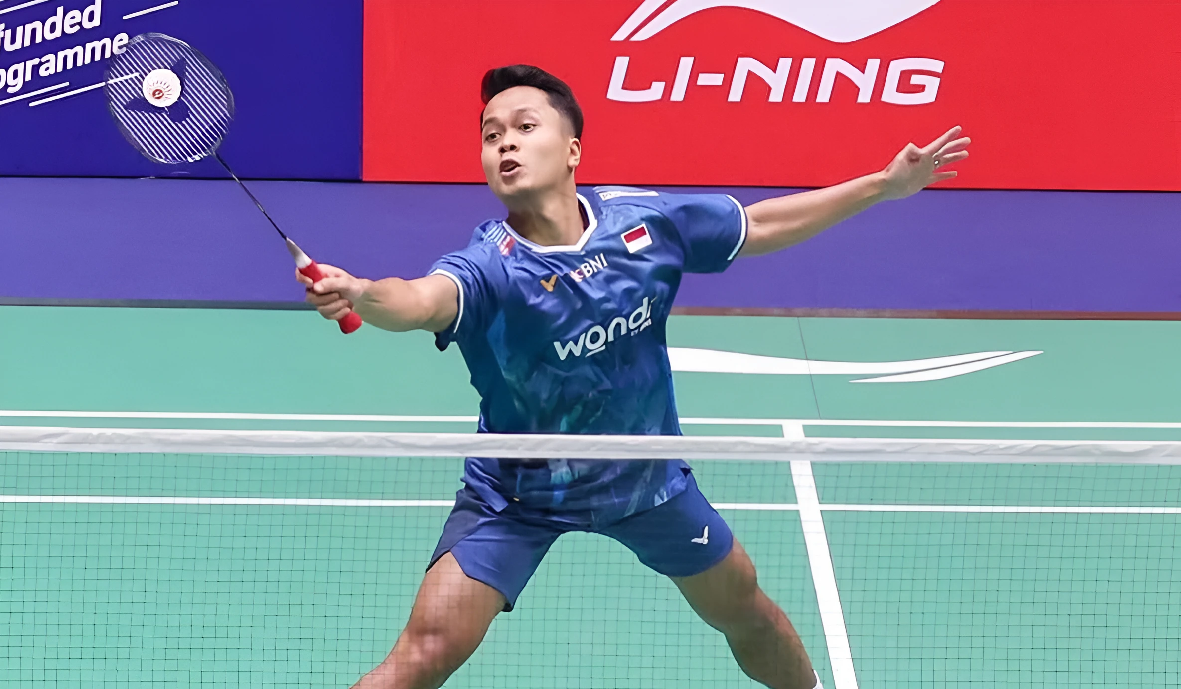 Aksi Anthony Ginting dalam pertandingan Hong Kong Open 2025