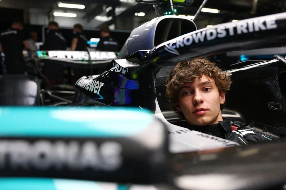 Andrea Kimi Antonelli berada di dalam kokpit mobil Formula 1 Mercedes saat persiapan balapan di garasi tim