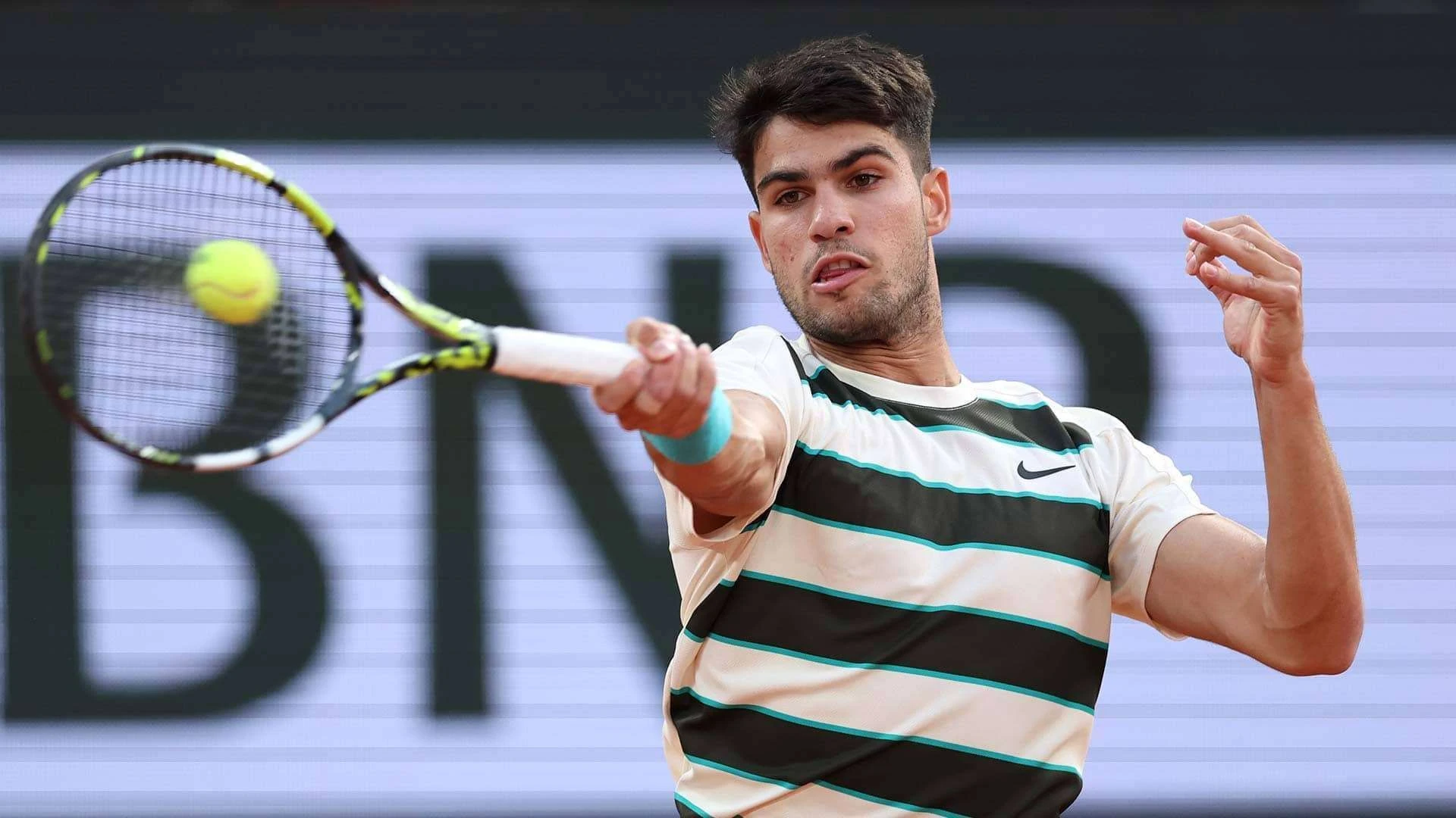 Carlos Alcaraz melakukan pukulan forehand di Prancis Terbuka 2025 Roland Garros
