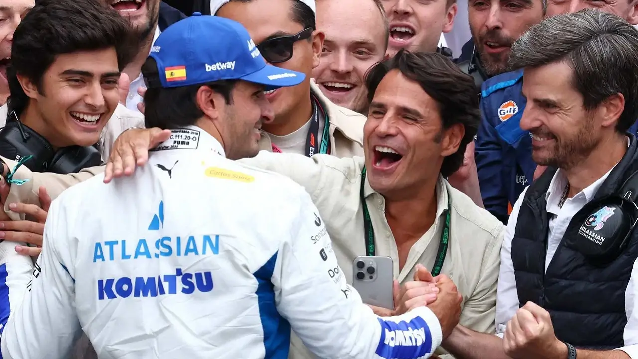Carlos Sainz disambut meriah tim Williams usai finis podium di GP Azerbaijan F1 2025