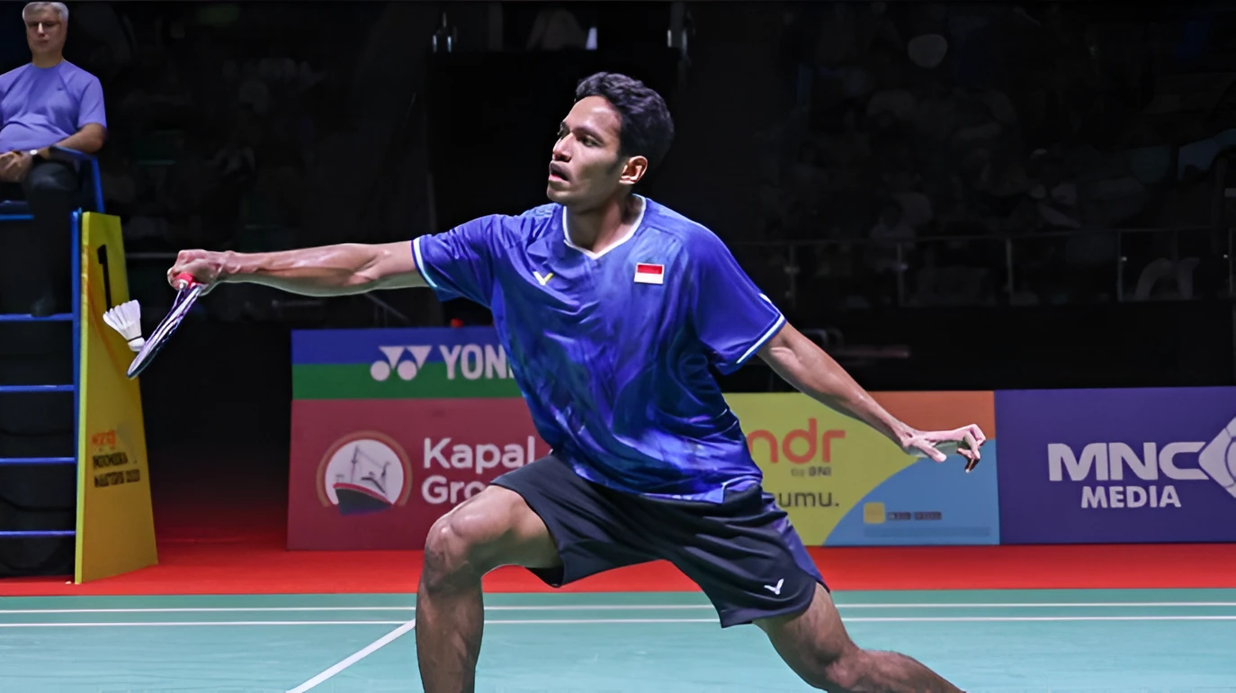 Aksi Chico Wardoyo saat bertanding di semifinal Indonesia Masters 2025
