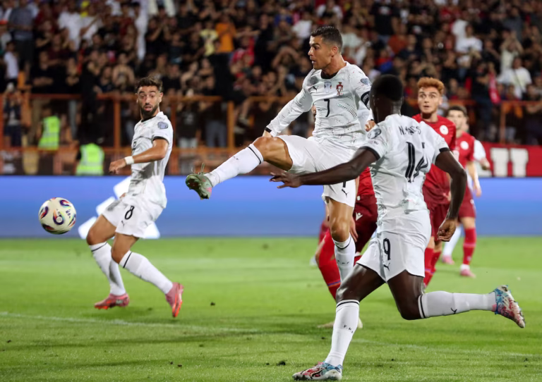Cristiano Ronaldo menendang bola saat Portugal melawan Armenia di kualifikasi Piala Dunia 2026.