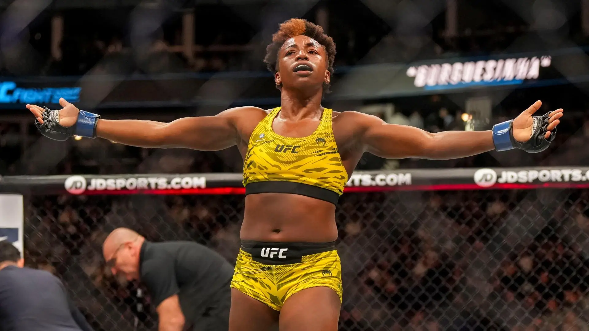 Alexia Thainara mengalahkan Molly McCann lewat submission dalam debutnya di Octagon.