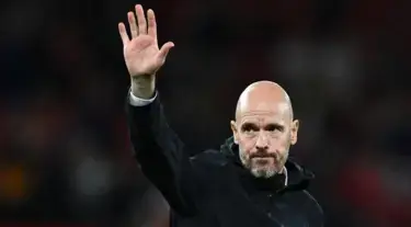 Erik Ten Hag melambaikan tangan usai pemecatannya dari Bayer Leverkusen.