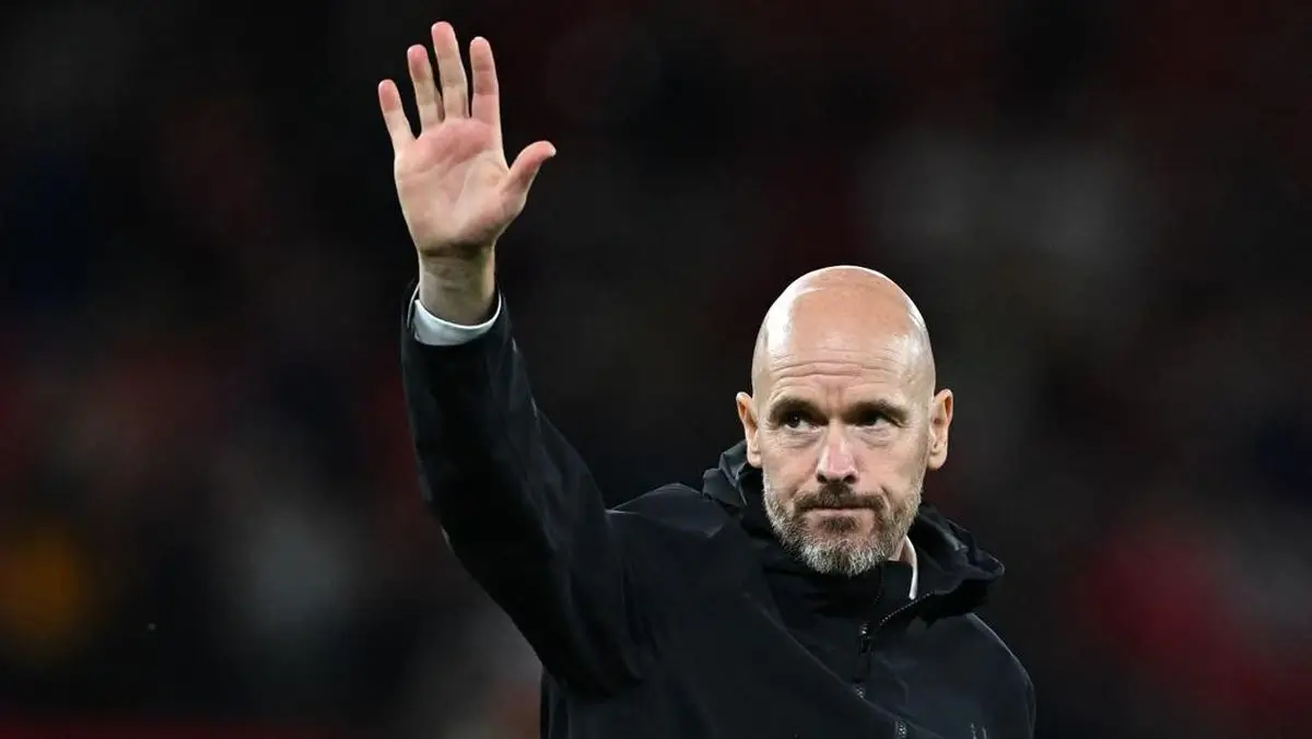Erik Ten Hag melambaikan tangan usai pemecatannya dari Bayer Leverkusen.