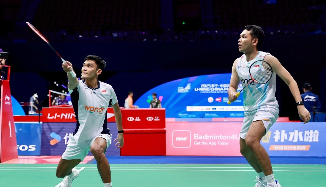 Aksi ganda putra Indonesia Fajar Alfian dan Muhammad Shohibul Fikri di turnamen BWF World Tour Super 750