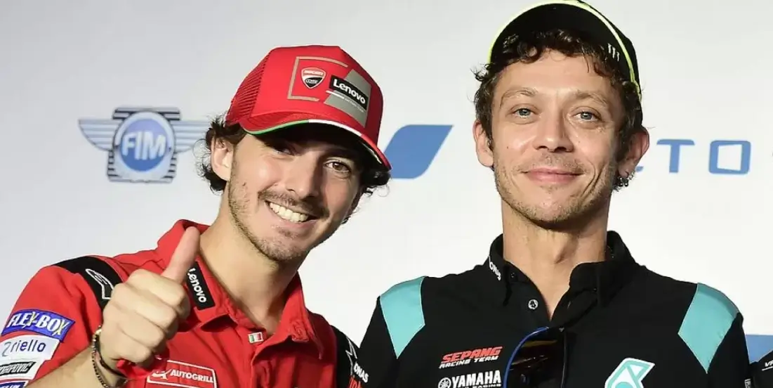 Momen akrab Valentino Rossi dan Francesco Bagnaia setelah balapan MotoGP