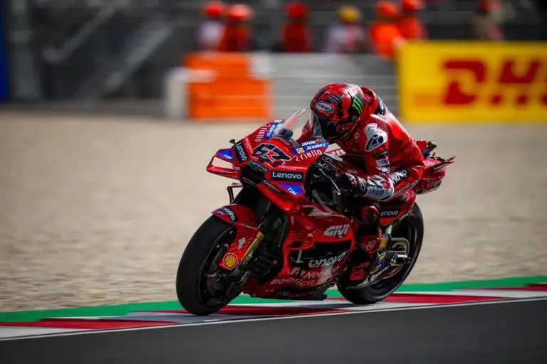 Francesco Bagnaia di lintasan MotoGP Catalunya 2025 dengan Ducati Lenovo