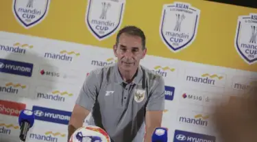Pelatih Timnas Indonesia U-23 Gerald Vanenburg dalam konferensi pers ASEAN U-23 Mandiri Cup 2025 di Sidoarjo.