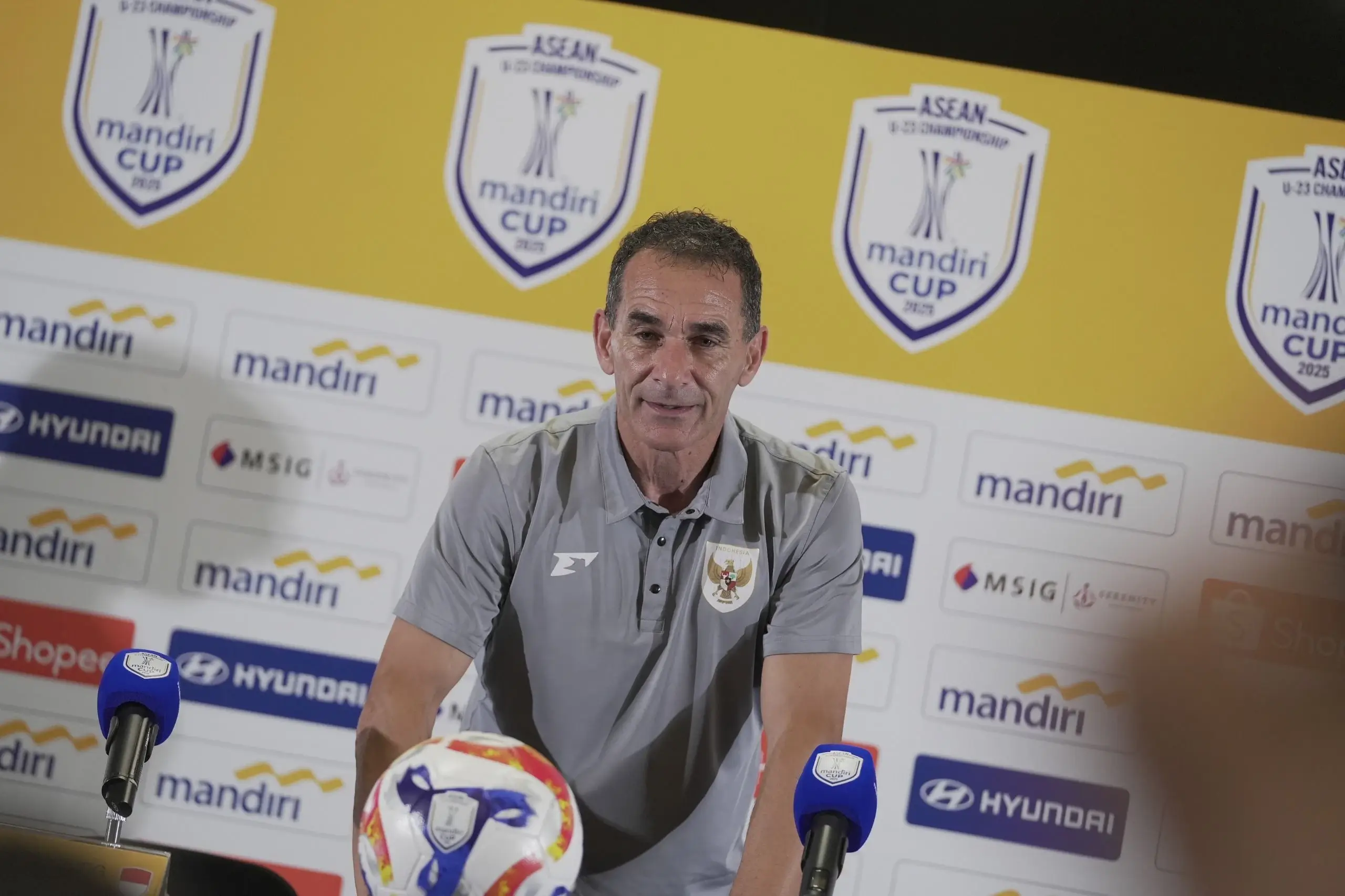 Pelatih Timnas Indonesia U-23 Gerald Vanenburg dalam konferensi pers ASEAN U-23 Mandiri Cup 2025 di Sidoarjo.