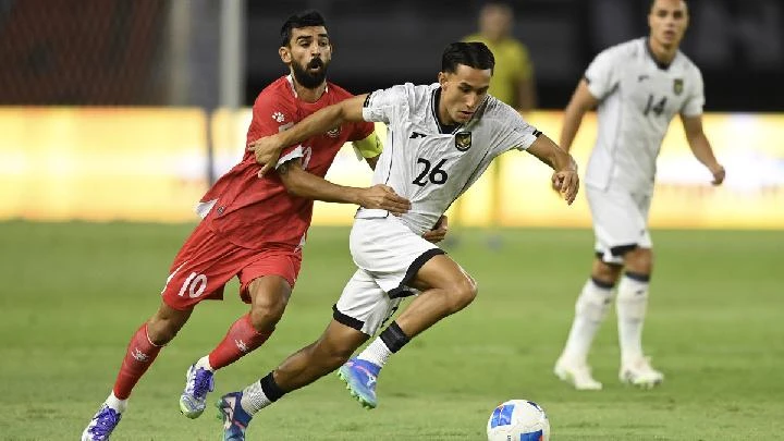 Pemain Timnas Indonesia berebut bola dengan pemain Lebanon dalam pertandingan persahabatan FIFA Matchday.