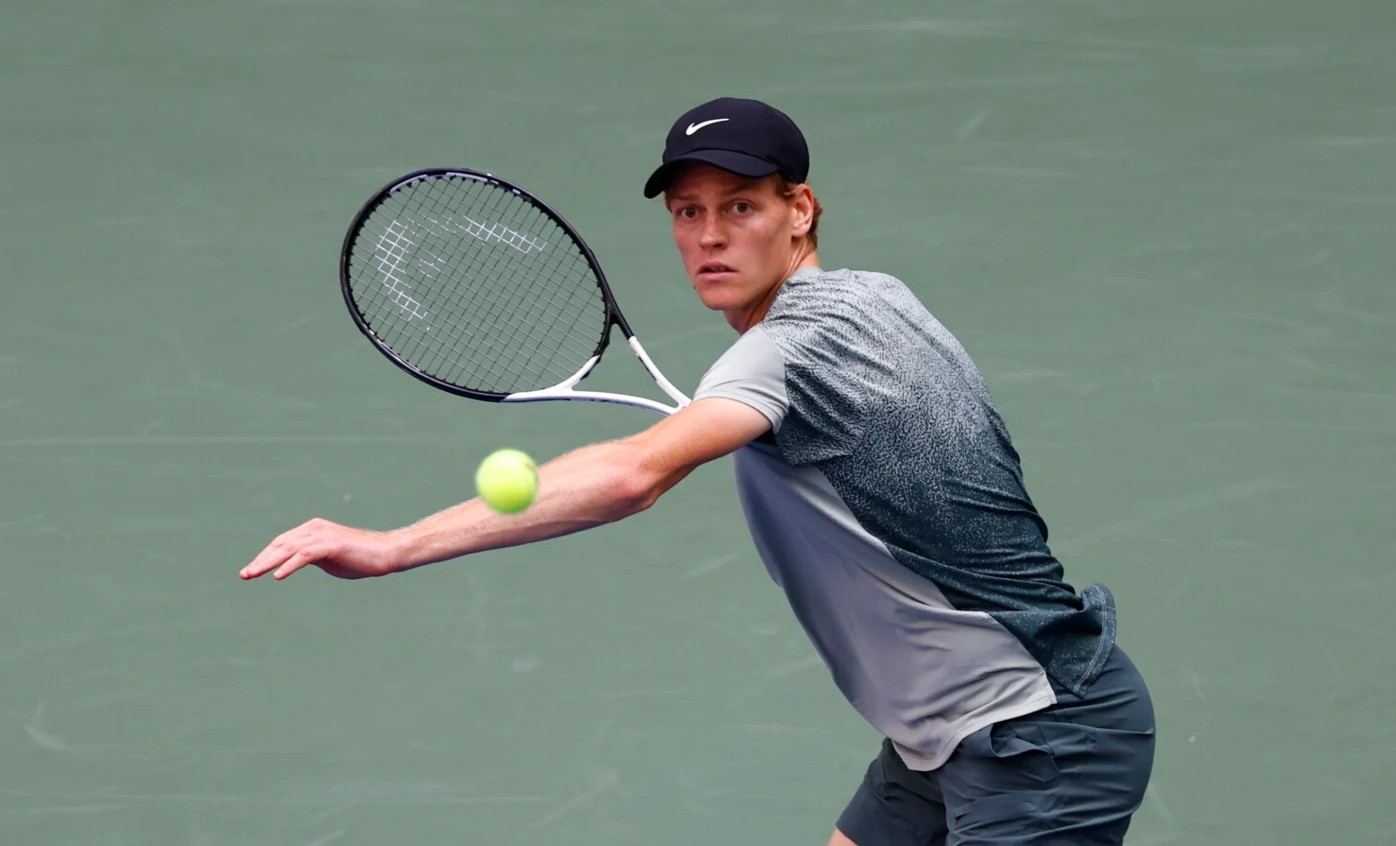Jannik Sinner dalam aksi di Paris Masters 2025 sebelum mundur akibat virus