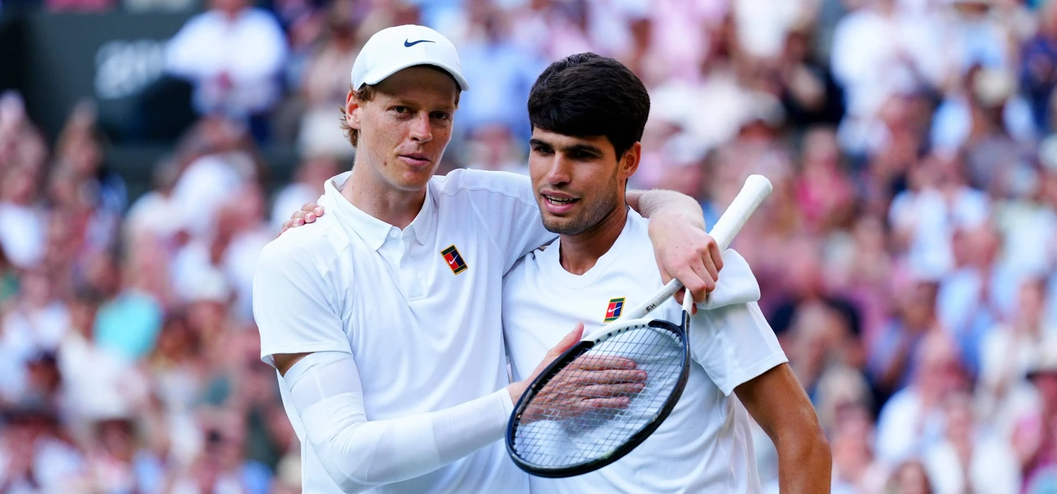 Momen Jannik Sinner bersama Carlos Alcaraz di lapangan tenis US Open 2025