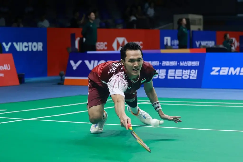 Jonatan Christie berjuang mengembalikan shuttlecock pada laga Korea Open 2025