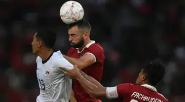 Jordi Amat menanduk bola untuk mencetak gol cepat bagi Timnas Indonesia ke gawang Chinese Taipei pada menit ke-5 FIFA Matchday di Surabaya.