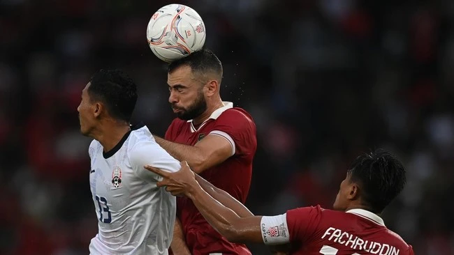 Jordi Amat menanduk bola untuk mencetak gol cepat bagi Timnas Indonesia ke gawang Chinese Taipei pada menit ke-5 FIFA Matchday di Surabaya.