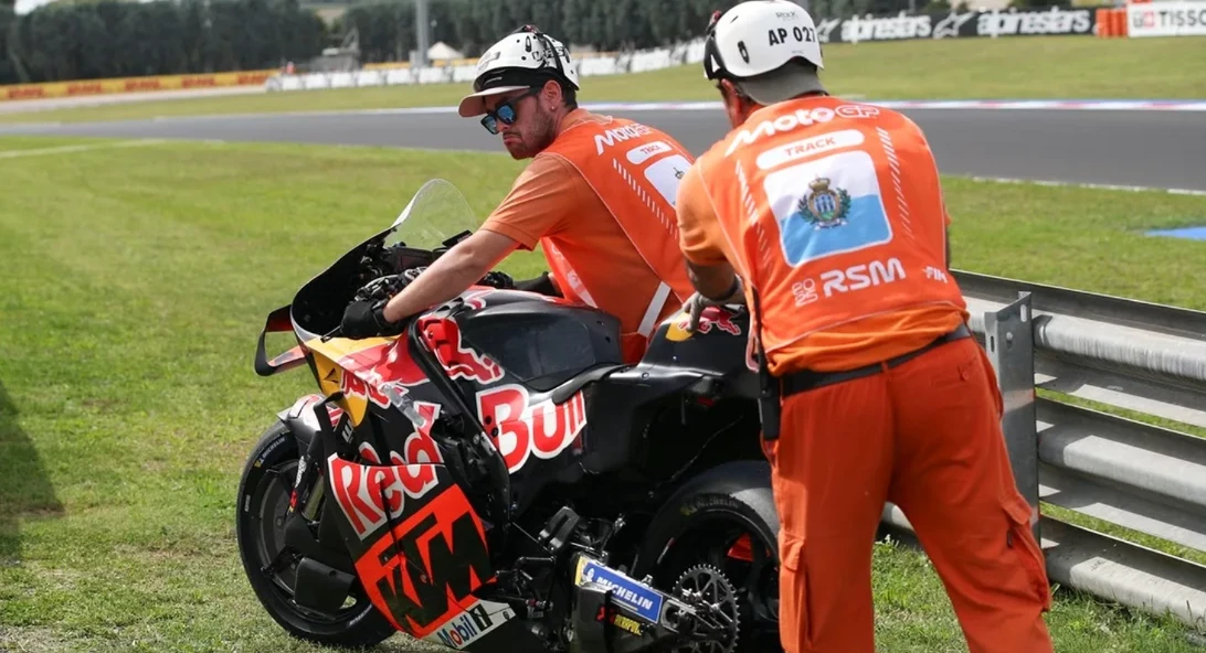 Motor KTM Pedro Acosta dievakuasi setelah gagal finis di MotoGP San Marino 2025