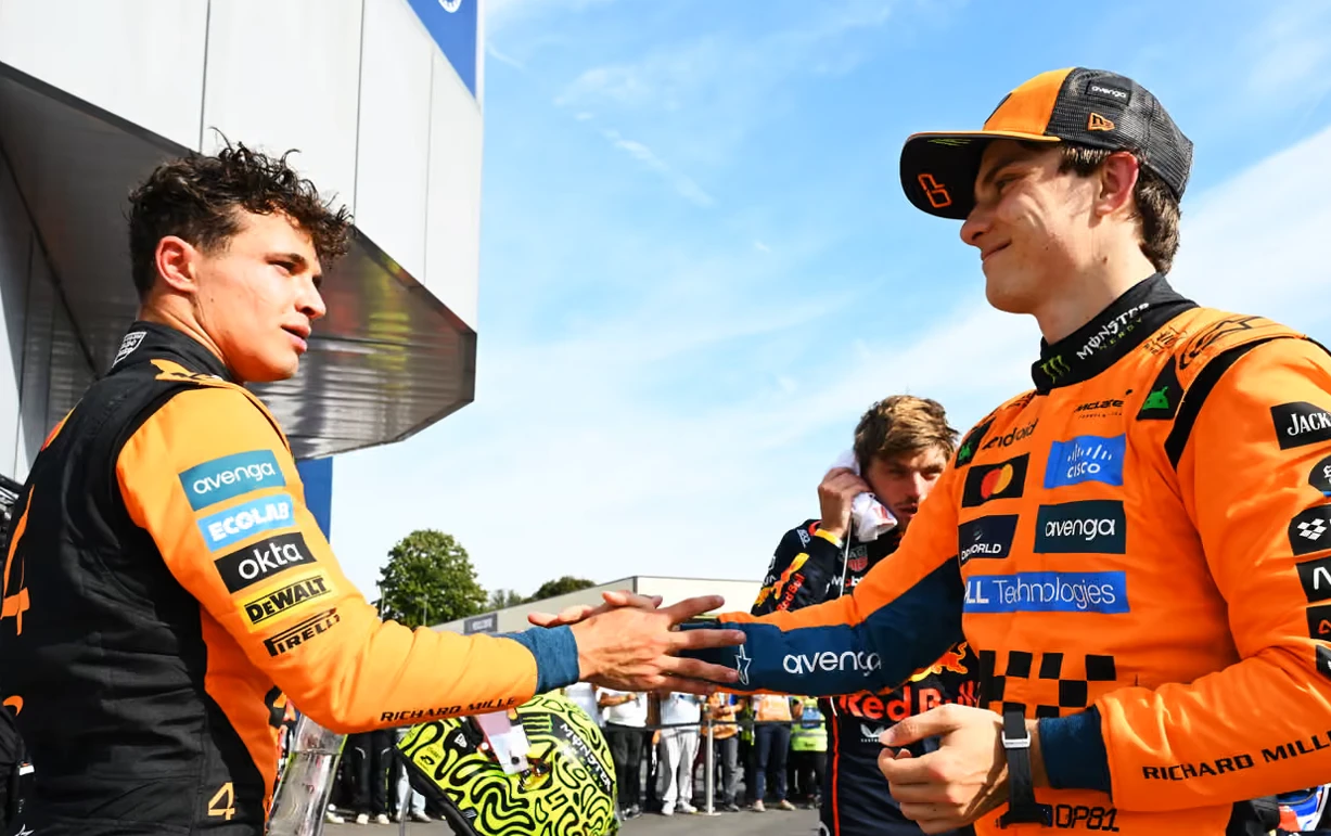 Lando Norris dan Oscar Piastri berjabat tangan usai balapan Formula 1 GP Italia Monza 2025