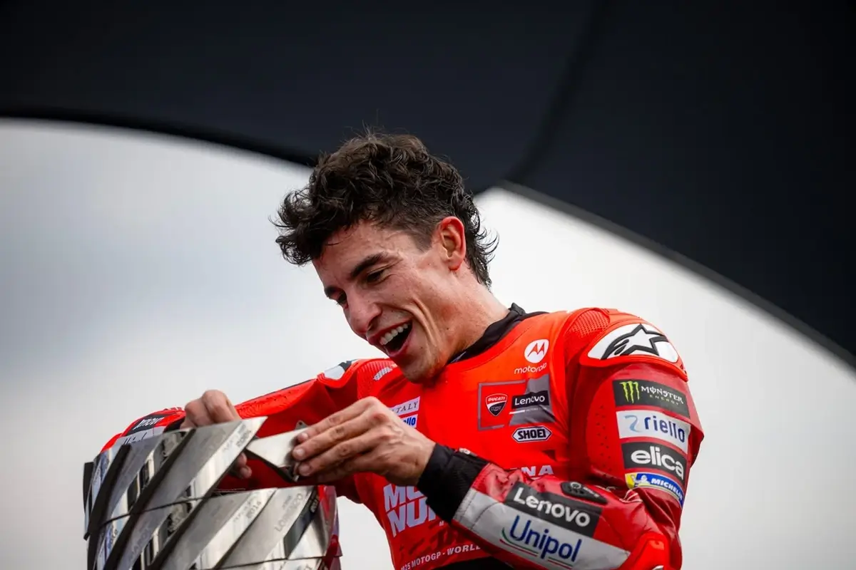 Marc Marquez resmi jadi juara dunia MotoGP 2025 bersama Ducati, merayakan kemenangan dengan trofi