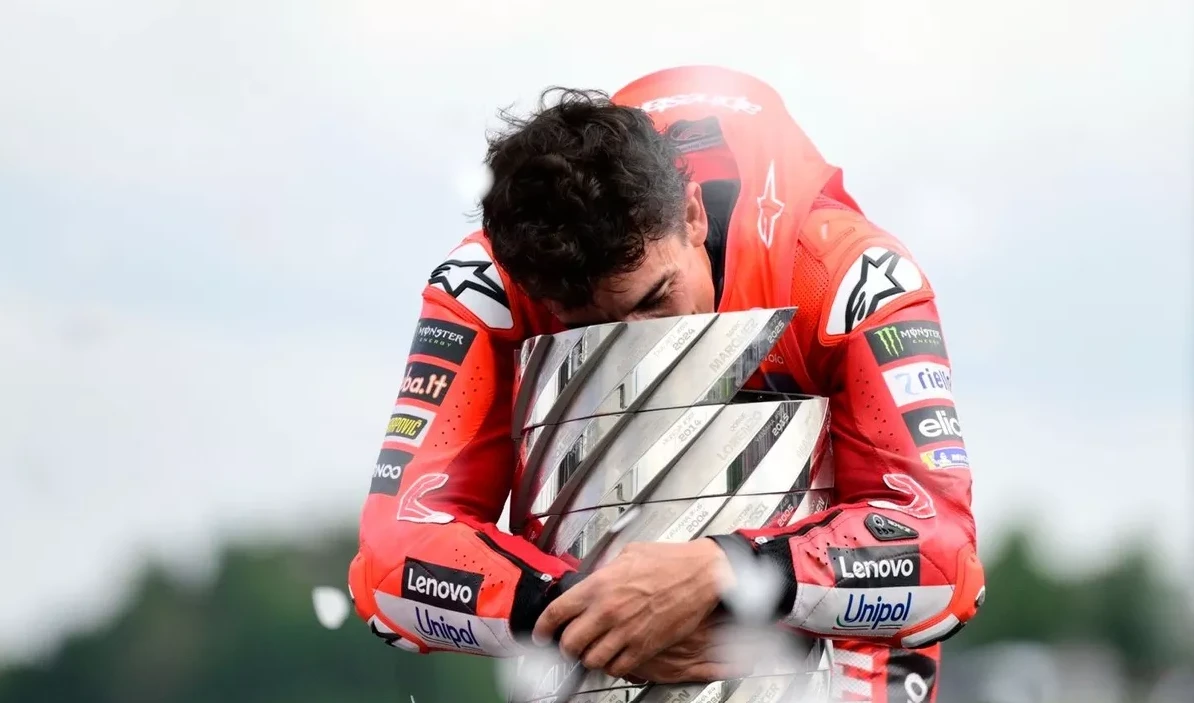 Marc Marquez Ducati Lenovo meraih gelar juara dunia MotoGP 2025 dan merayakan dengan penuh emosional
