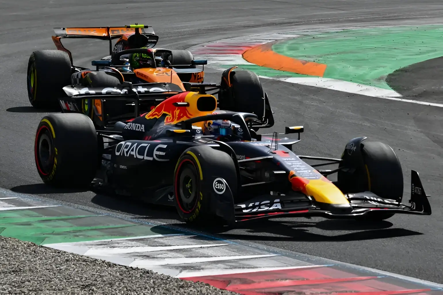 Max Verstappen memimpin di depan Lando Norris pada F1 GP Italia 2025