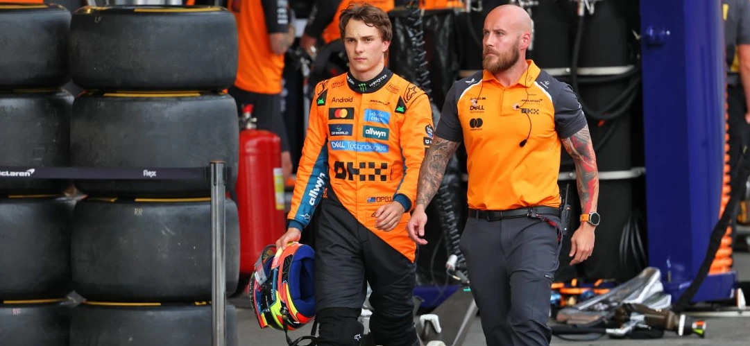 Oscar Piastri berjalan di pit lane McLaren setelah kualifikasi F1 GP Azerbaijan 2025