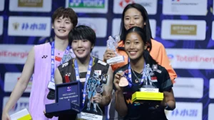 Para peraih medali di podium Kejuaraan Dunia BWF 2025 kategori tunggal putri, berpose dengan trofi dan medali masing-masing