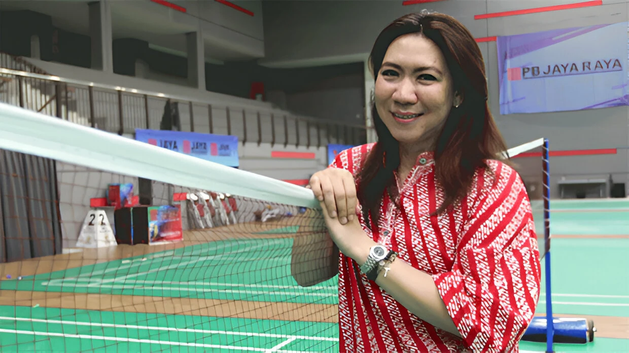 Susi Susanti mantan atlet bulu tangkis Indonesia tersenyum di arena latihan PB Jaya Raya 