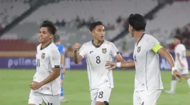 Kadek Arya Kapten Timnas Indonesia menyemangati timnya.