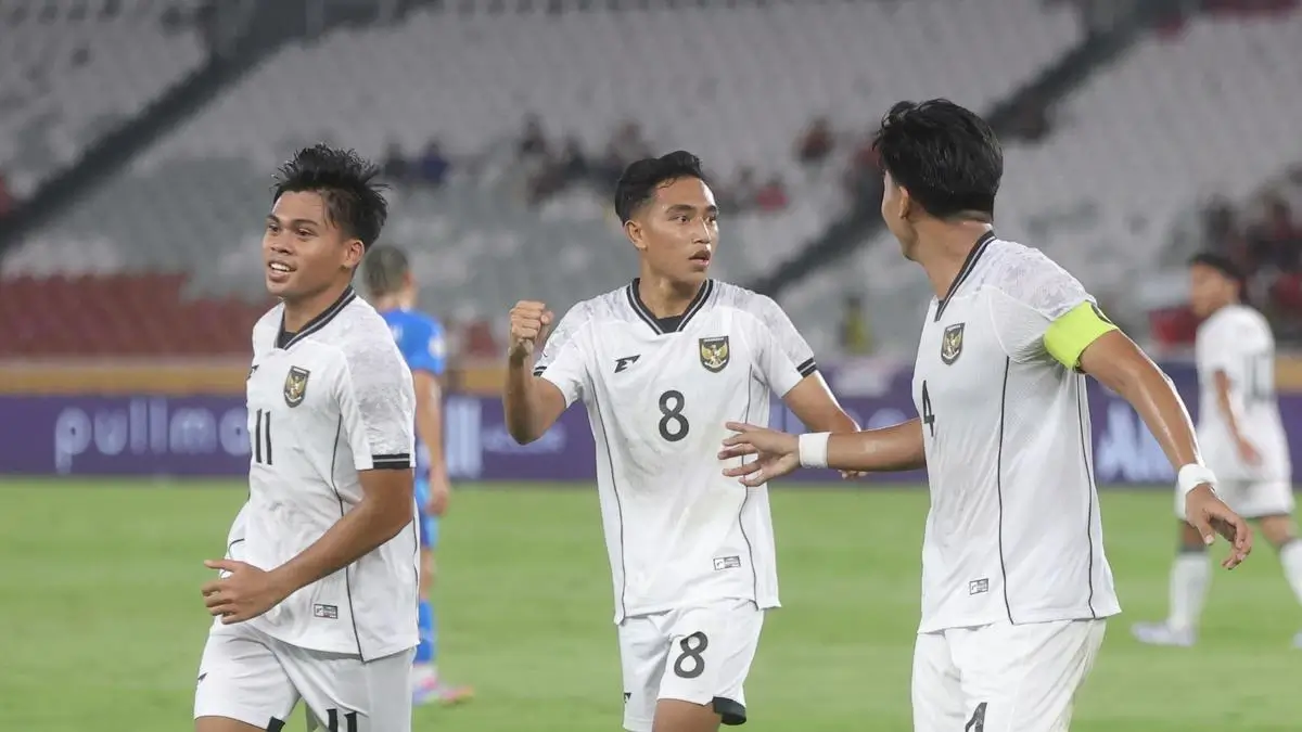 Kadek Arya Kapten Timnas Indonesia menyemangati timnya.