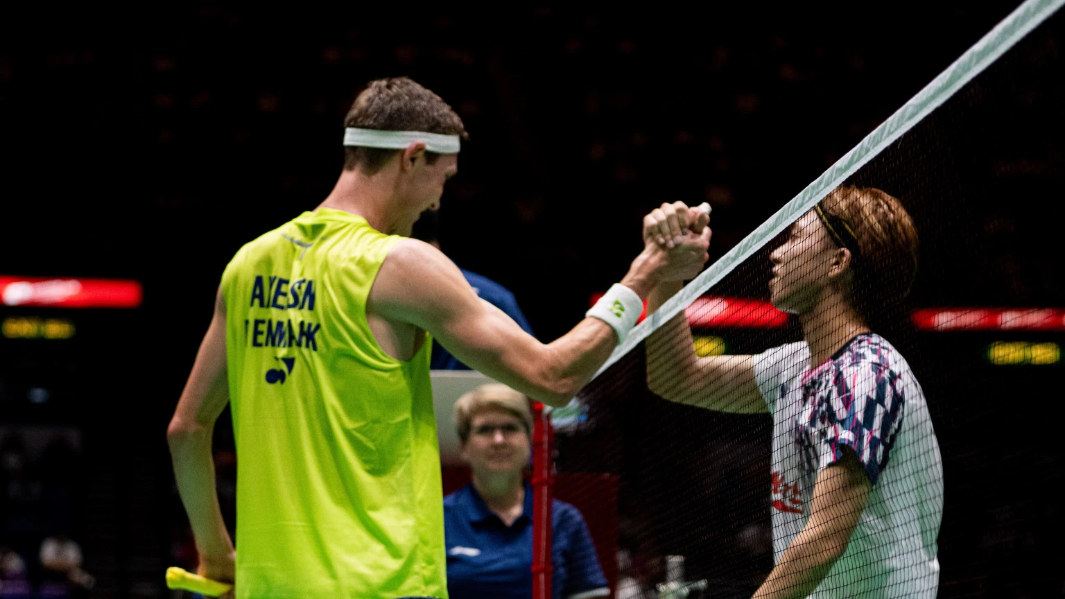 Viktor Axelsen berjabat tangan dengan Kodai Naraoka usai pertandingan Hong Kong Open 2025