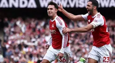 Martin Zubimendi merentangkan tangan merayakan gol keduanya untuk Arsenal dalam kemenangan 3-0 atas Nottingham Forest di Emirates Stadium, 13 September 2025