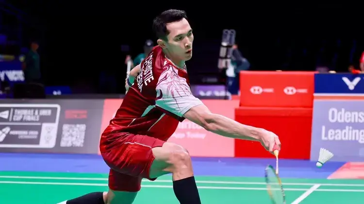 Jonatan Christie merayakan kemenangan usai mengalahkan Kenta Nishimoto dan memastikan tiket ke babak 16 besar Denmark Open 2025. (Foto: INABadminton)