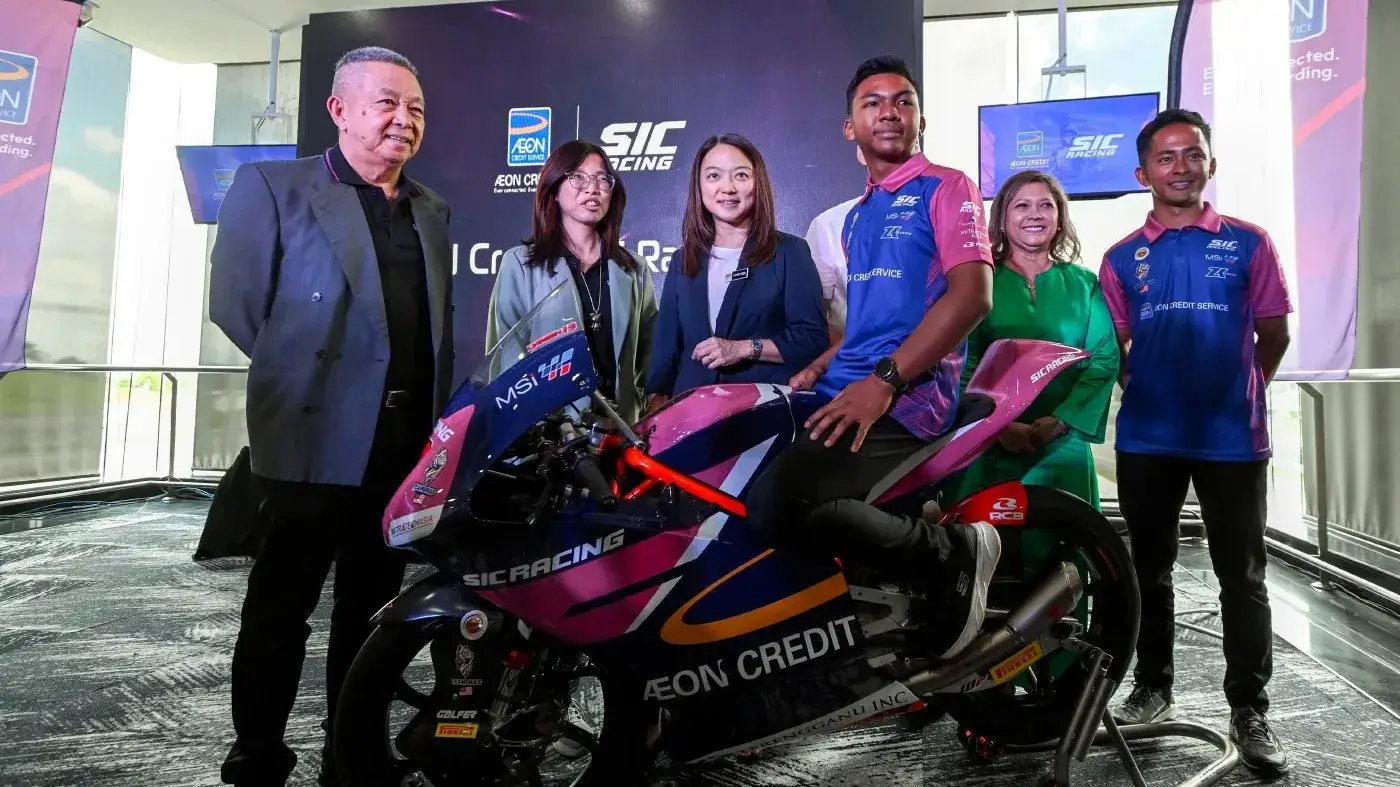 Menteri Pemuda dan Olahraga Hannah Yeoh (ketiga dari kiri) berdiri bersama pembalap Muhammad Hakim Danish Ramli (tengah) saat memperlihatkan motor yang akan digunakannya pada Moto3 Grand Prix Malaysia 2025 di Sirkuit Internasional Sepang, 24-26 Oktober. – foto BERNAMA