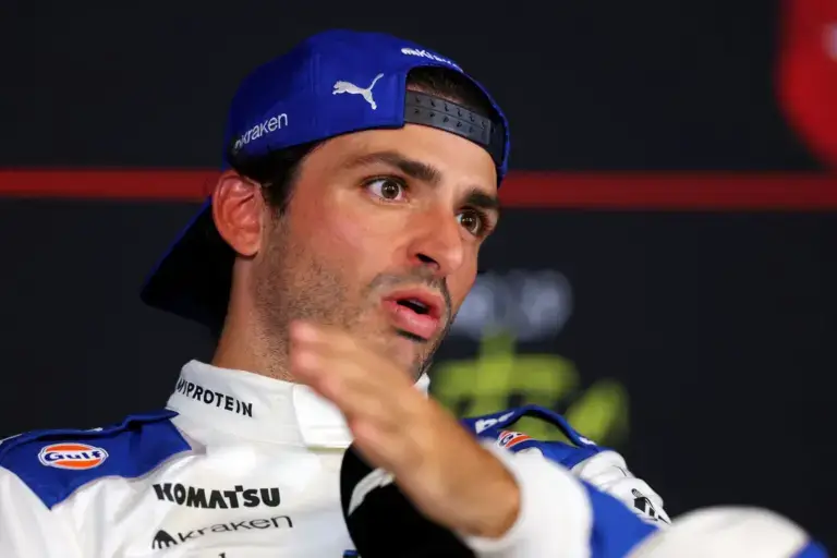 Carlos Sainz Dihukum Turun Lima Posisi di GP Meksiko Usai Tabrak Antonelli di Austin