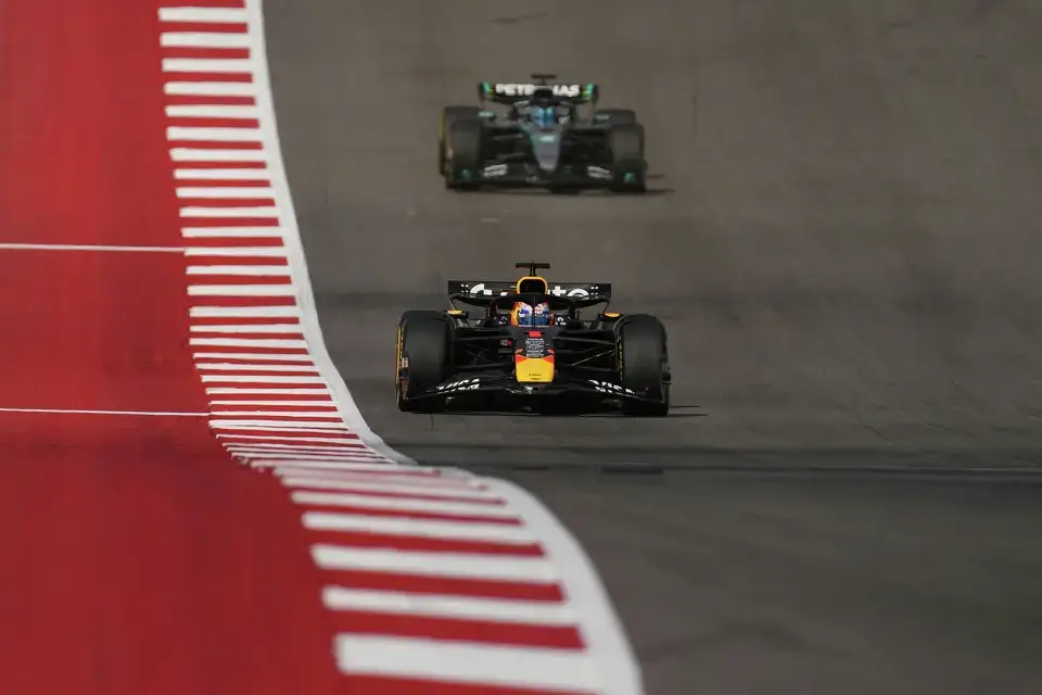 Pembalap Red Bull asal Belanda, Max Verstappen, mengemudikan mobilnya dalam sesi sprint race Formula 1 Grand Prix Amerika Serikat di Austin, Texas, Sabtu (18/10/2025). (Foto: Eric Gay/AP)