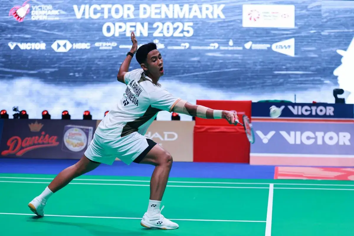 Pemain tunggal putra Indonesia, Alwi Farhan, berhadapan dengan Ng Ka Long Angus dari Hong Kong pada babak pertama Denmark Open 2025 di Jyske Bank Arena, Selasa (14/10/2025). Alwi kalah 10–21, 16–21. (ANTARA/HO-PBSI)