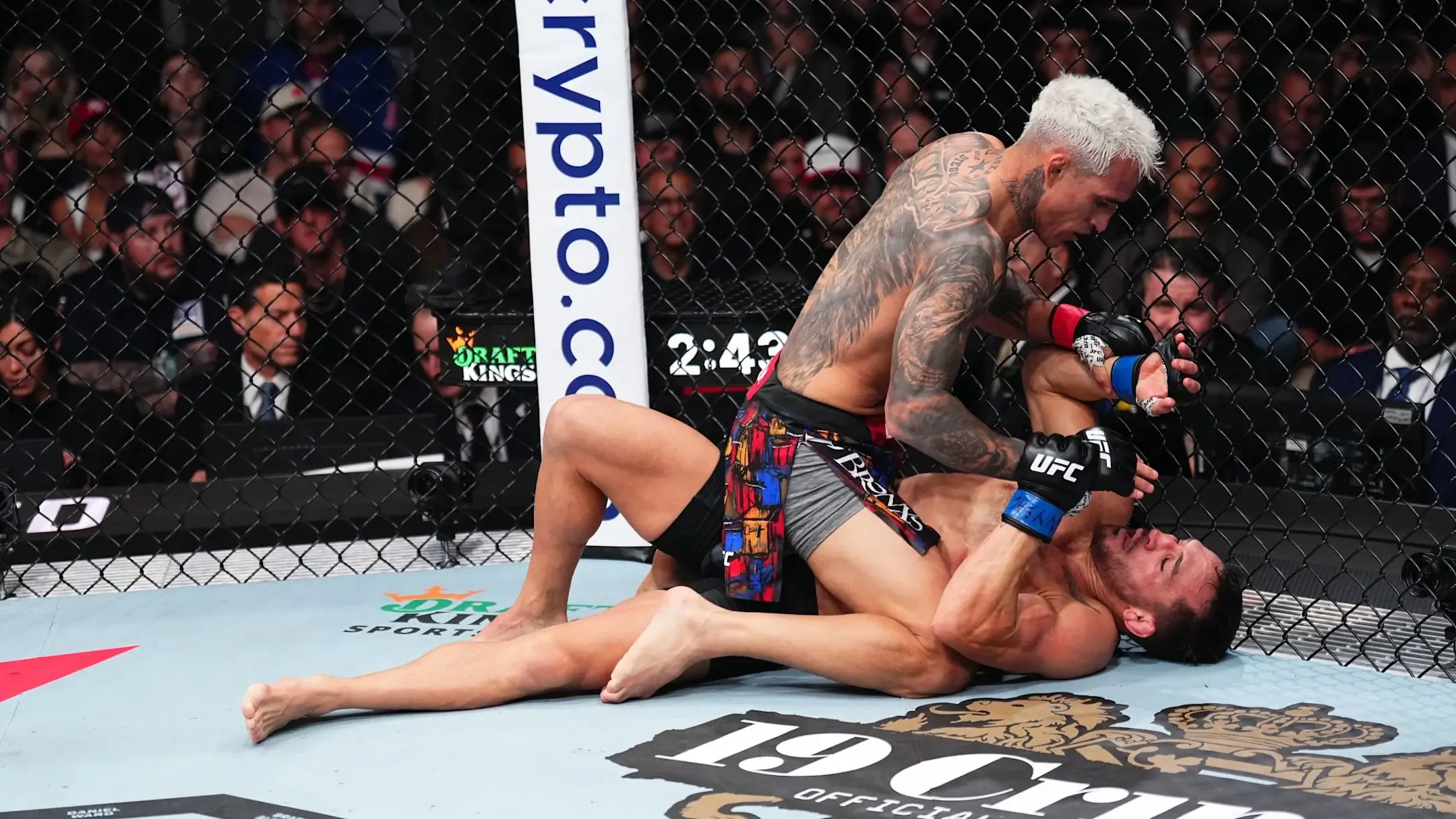 Charles Oliveira mendominasi Michael Chandler di kanvas dalam pertarungan UFC 309, memperbaiki rekor menjadi 2-0.