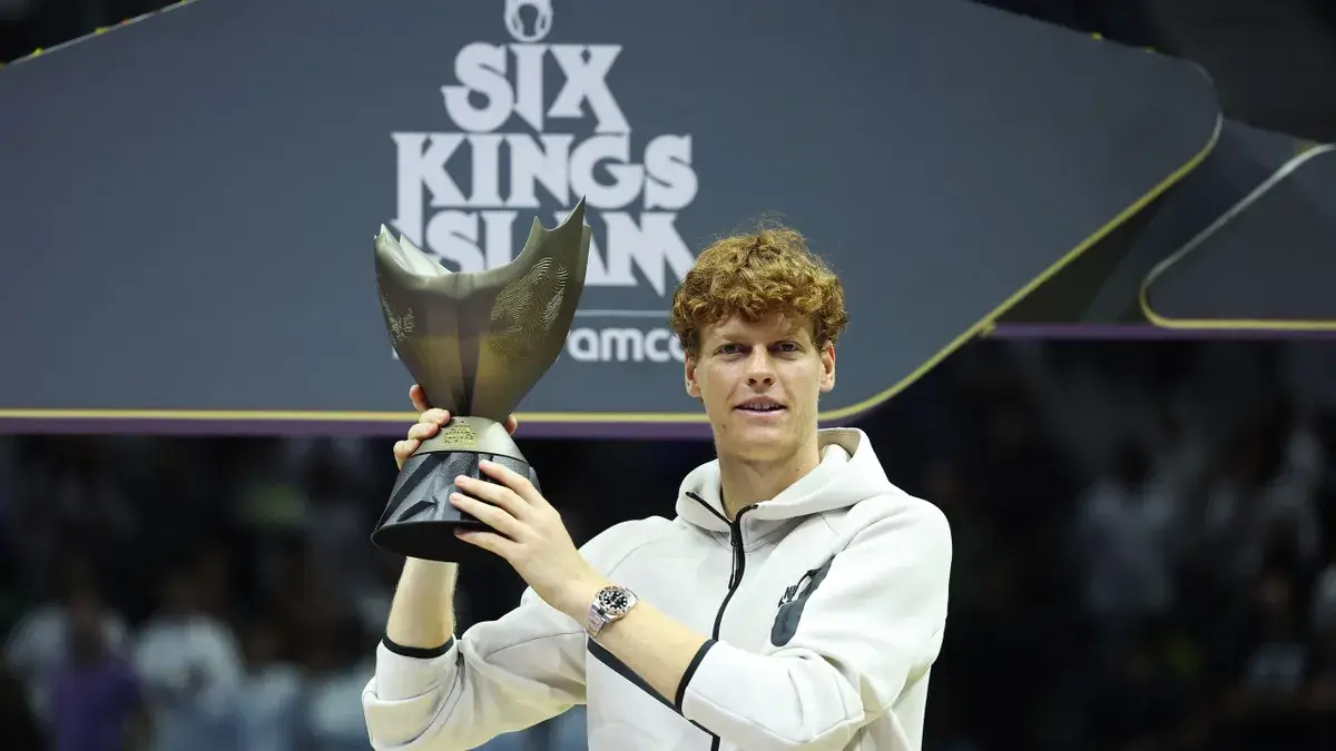 Jannik Sinner mengangkat trofi usai menjuarai Six Kings Slam 2024 di Riyadh