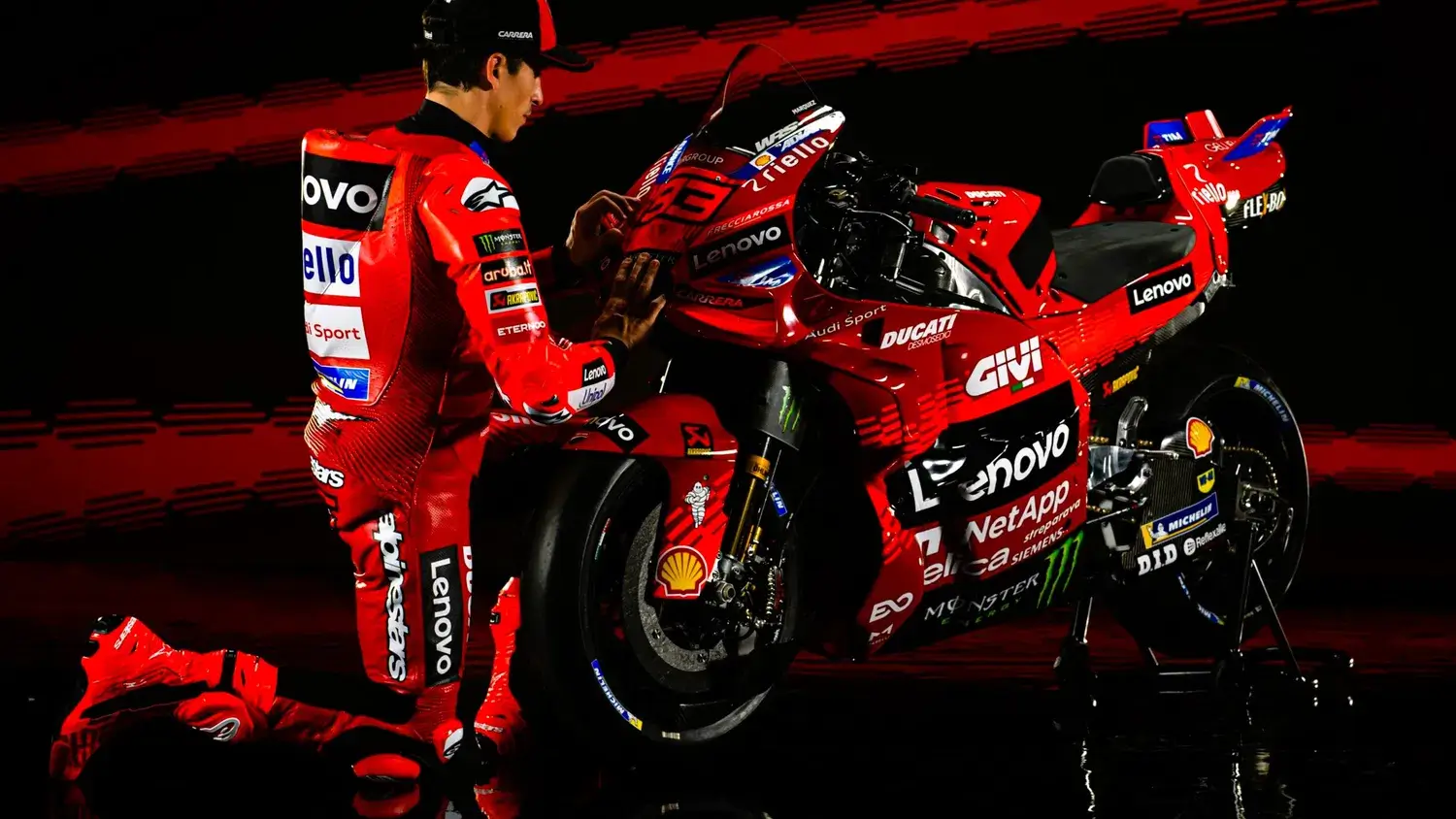Marc Marquez resmi diperkenalkan sebagai pembalap Ducati Lenovo Team bersama Francesco Bagnaia dalam peluncuran tim 2025.