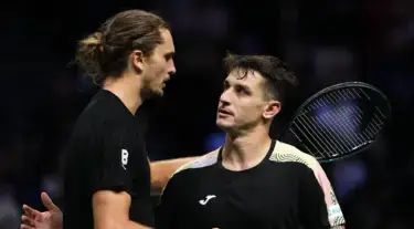 Zverev Bertahan di Paris Usai Kalahkan Carabelli